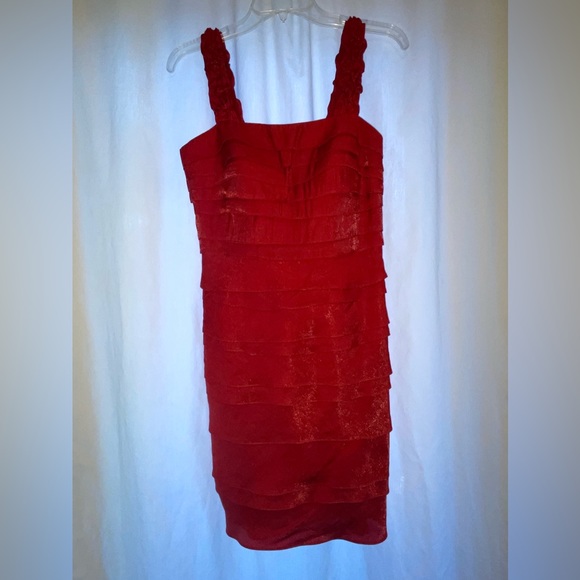 Flattering fancy short red dress with a slight shimmer. Size 4 - Picture 4 of 4